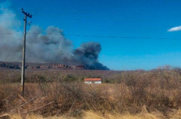 Brigadistas controlam incêndio próximo ao parque Serra da Capivara.(Imagem:Reprodução/Instagram)