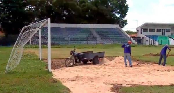 Obras no gramado do Lindolfinho seriam interrompidas no dia 30 para o jogo.(Imagem:Cidadeverde.com)