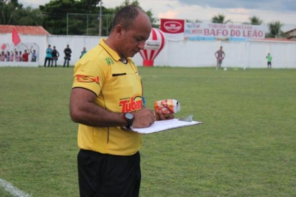 Auxiliar registra arremesso de latinhas em jogo da semifinal do Piauiense 2015.(Imagem:Emanuele Madeira)