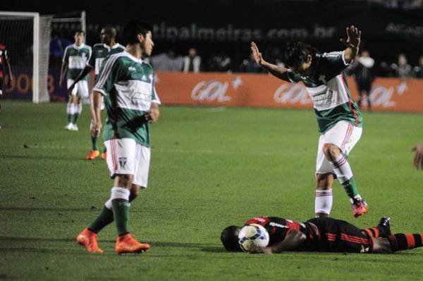 Valdivia pisa de propósito em Amaral e é expulso do jogo.(Imagem:Marcos Ribolli/Globoesporte.com)