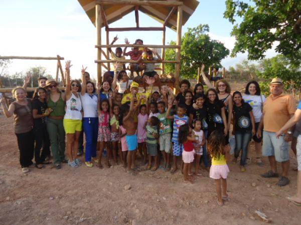 Rotary realiza entrega de parque infantil e distribuição de roupas em Floriano.(Imagem:FlorianoNews)