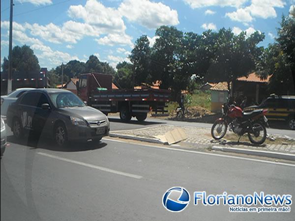 Carro colide na traseira de moto e deixa um ferido na Avenida Dirceu Arcoverde.(Imagem:FlorianoNews)