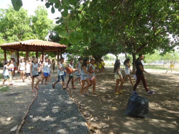 Crianças se divertem no Projeto Brincando nas Férias 2016.(Imagem:FlorianoNews)