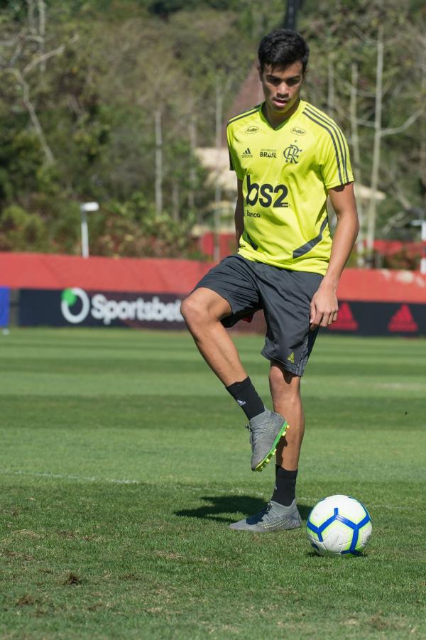 Reinier no treinamento de sábado entre os profissionais.(Imagem:Alexandre Vidal/Flamengo)