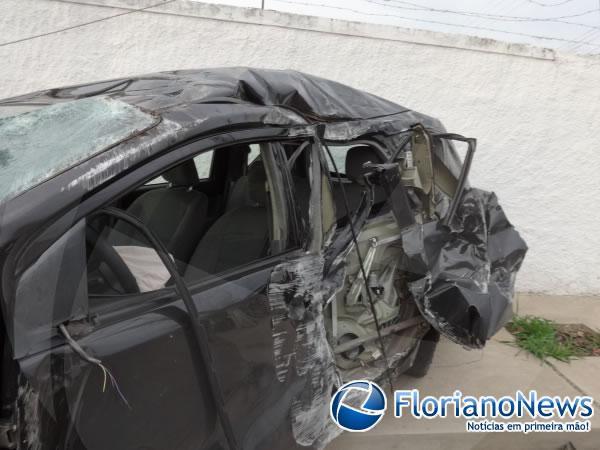 Motorista que disputava racha bate carro e derruba poste em Floriano.(Imagem:FlorianoNews)