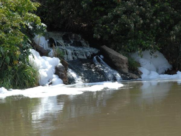 Galeria de águas pluviais derram esgoto sem tratamento no Rio Parnaíba, em Teresina.(Imagem:Gil Oliveira/ G1)