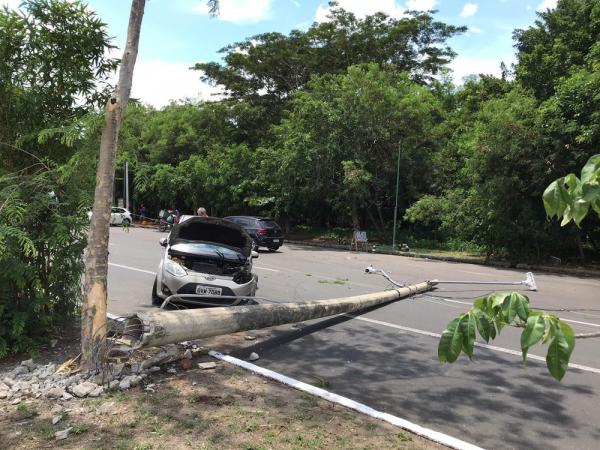 Motorista sofre mal súbito e derruba poste na Avenida Maranhão(Imagem:Divulgação)