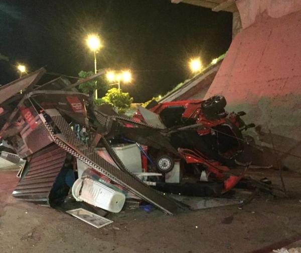 Automóve colidiu com banca de revistas localizada no vão da Ponte Estaiada, na Zona Leste de Teresina-Piauí.(Imagem:Reprodução)