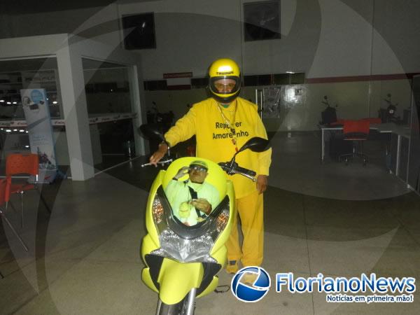 Repórter Amarelinho recebeu nova moto personalizada da Cajueiro Motos.(Imagem:FlorianoNews)