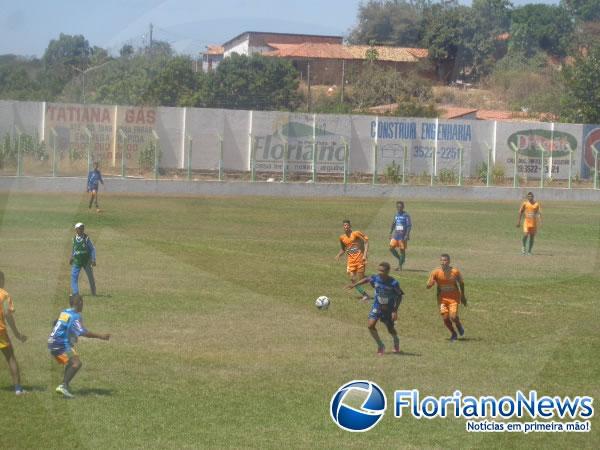 Olheiro do Bahia faz avaliação de jovens atletas florianenses.(Imagem:FlorianoNews)