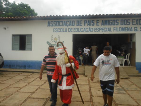 Papai Noel participou de confraternização de Natal na APAE de Floriano.(Imagem:FlorianoNews)