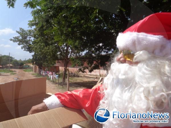 Papai Noel percorre ruas de Floriano distribuindo bombons.(Imagem:FlorianoNews)