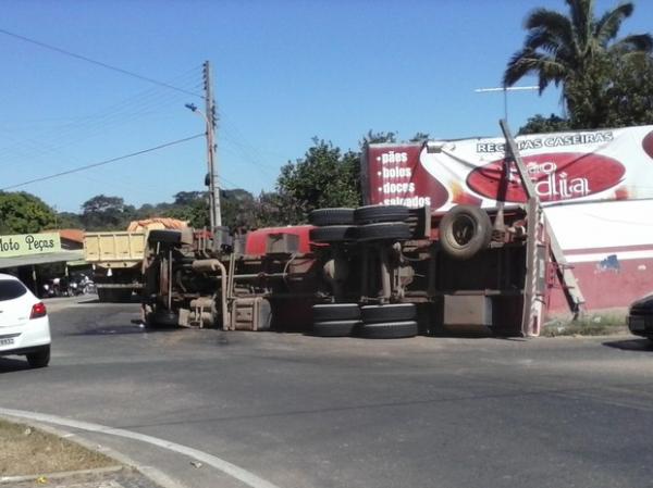 Caminhão tombou em rotatória na Zona Leste de Teresina.(Imagem:Pablo Silva)