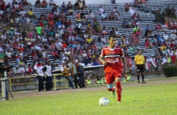 Tote, lateral-direito do River-PI não desfalcou time em nenhum jogo.(Imagem:Emanuele Madeira/GloboEsporte.com)