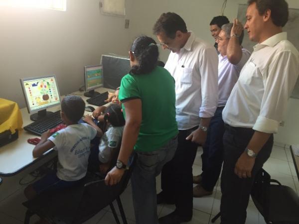 Prefeito visita escola rural onde sera implantado o Método de Ensino em Tempo Integral.(Imagem:Secom)