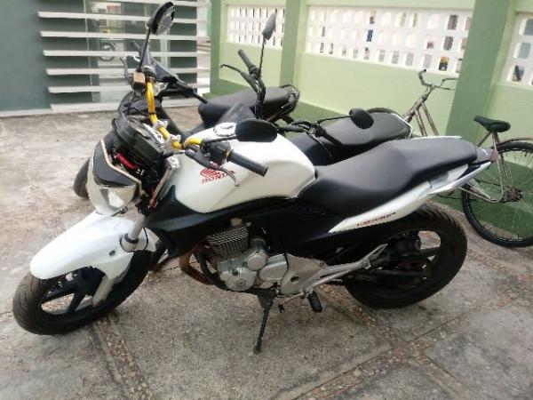 PM recolhe motocicleta em estado de abandono em Floriano.(Imagem:FlorianoNews)