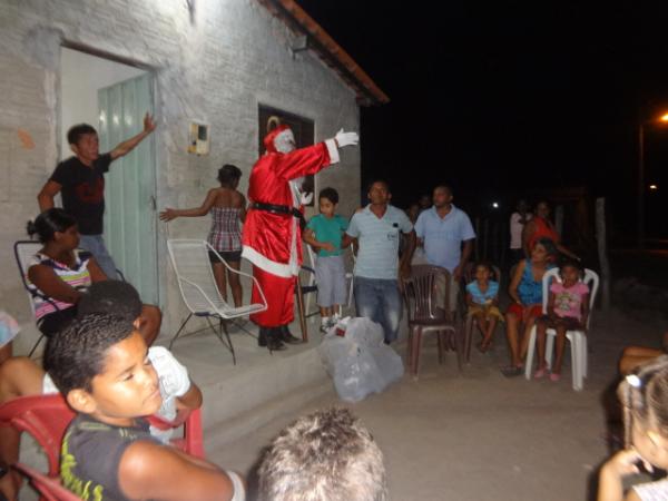 Papai Noel entregou presentes às crianças da localidade Papa Pombo.(Imagem:FlorianoNews)