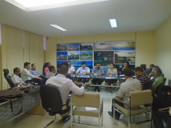 Estrutura das secretarias municipais de Floriano é discutida em reunião.(Imagem:FlorianoNews)