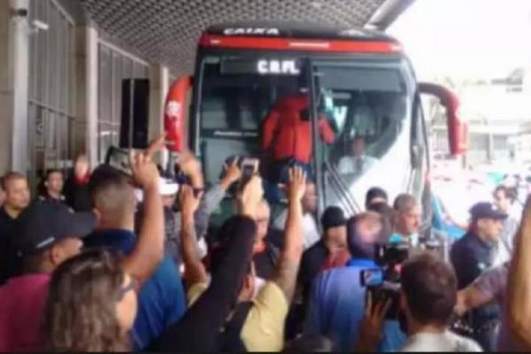 Abatido, Flamengo volta ao Rio aos gritos de 