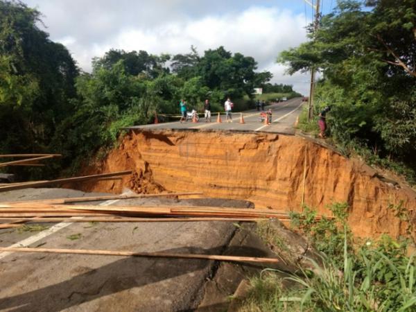 Corpo de Bombeiros resgata famílias atingidas por rompimento de bueiro na BR-343.(Imagem:Cidadeverde.com)