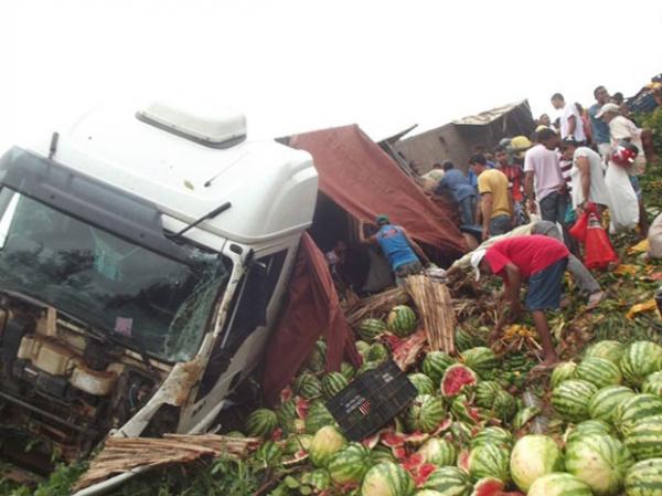 Populares saqueam mercadoria de carreta no Piauí.(Imagem:Fernando Araújo)