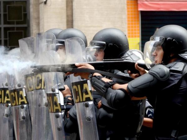 Policiais disparam balas de borracha durante confronto com moradores em ação de reintegração de posse no centro.(Imagem:Alan Morici/Agência O Dia/Estadão Conteúdo)