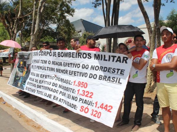 Grupo pediu convocação de aprovados em concurso para o Corpo de Bombeiros.(Imagem:Gilcilene Araújo/G1)