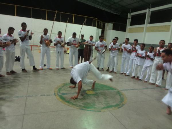 Grupos de capoeira realizaram batizado e trocas de cordas.(Imagem:FlorianoNews)
