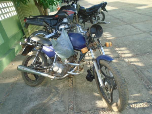 Populares encontram motocicleta abandonada na zona rural de Floriano.(Imagem:FlorianoNews)