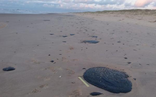 Manchas de óleo na Praia de Pirambu, no litoral de Sergipe, foram encontradas nesta terça-feira (24).(Imagem:Reprodução/TV Sergipe)