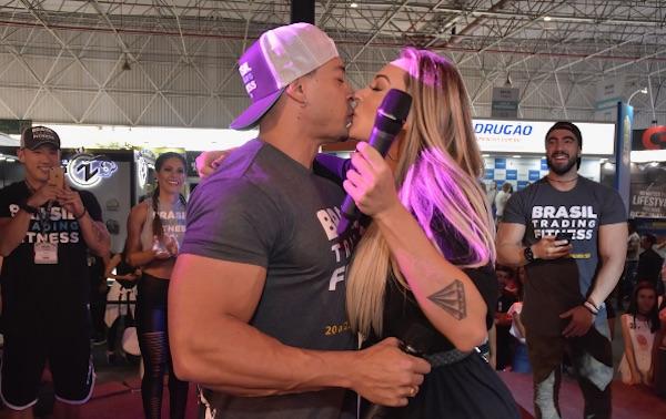 Separados, Felipe Franco e Juju Salimeni se beijam durante feira fitness.(Imagem:Reprodução/Instagram)