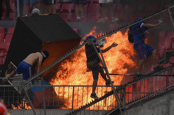 Torcedores da La U depredam estádio Nacional de Chile durante partida contra o Inter(Imagem:Arquivo pessoal)