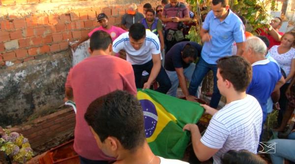 Enterro de Gabriel foi marcado por muita tristeza e indignação em Caxias.(Imagem:Reprodução/TV Mirante)