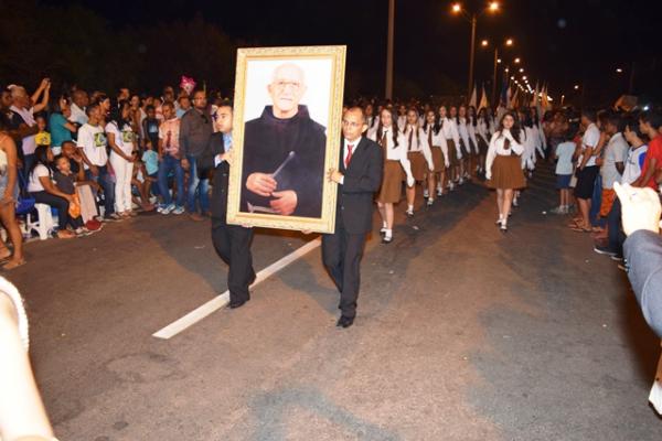 Recorde de público prestigia desfile cívico na Avenida Frei Antônio Curcio.(Imagem:Waldemir Miranda)