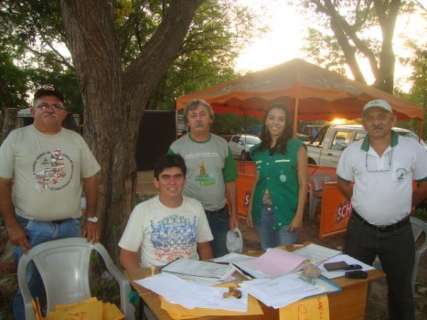 Equipe da ADAPI - certificando a vacinação e examinando os animais(Imagem:redaçao)