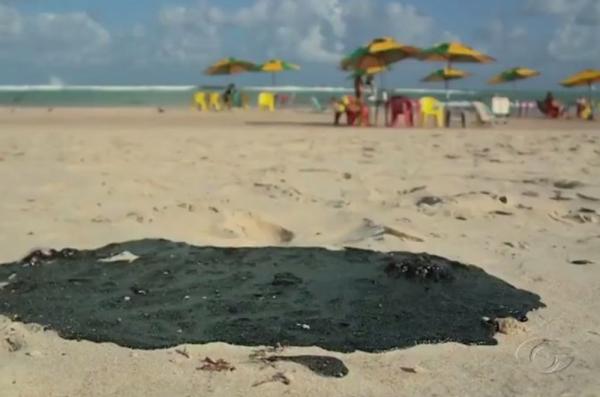 Manchas de óleo surgiram no Litoral de Alagoas.(Imagem: Reprodução/TV Gazeta)