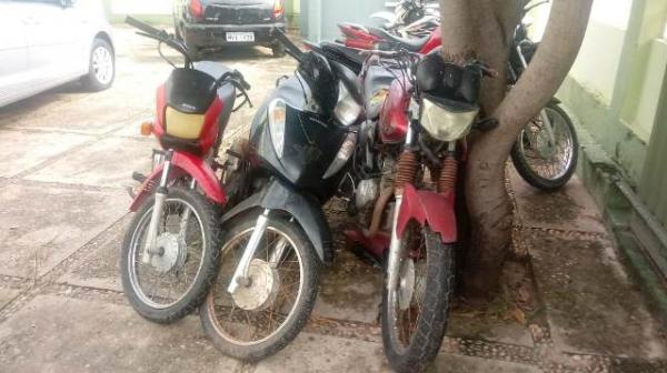 Equipe da PM recupera três motocicletas em matagal do bairro Tiberão(Imagem:FlorianoNews)