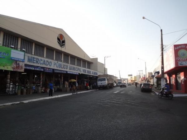 Feira aos domingos no mercado municipal de Floriano é suspensa para evitar aglomeração de pessoas.(Imagem:FlorianoNews (Arquivo))