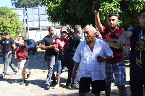 Torcida invade eleição para protestar contra antiga gestão rubro-negra.(Imagem:Emanuele Madeira)