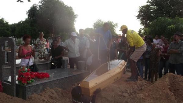 Amigos acompanham sepultamento do Cronista Social Hayalla.(Imagem:FlorianoNews)