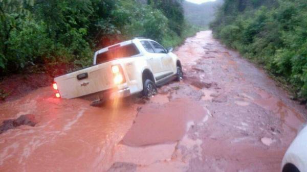 Veículos sofrem para transitar pelos resquícios da PI-392.(Imagem:Arquivo Pessoal)