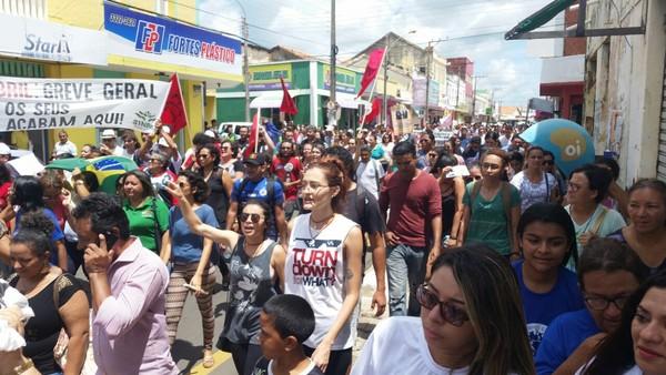 De acordo com os organizadores, cerca de 300 pessoas participação do protesto em Parnaíba.(Imagem:Nadja Araújo/Arquivo Pessoal)
