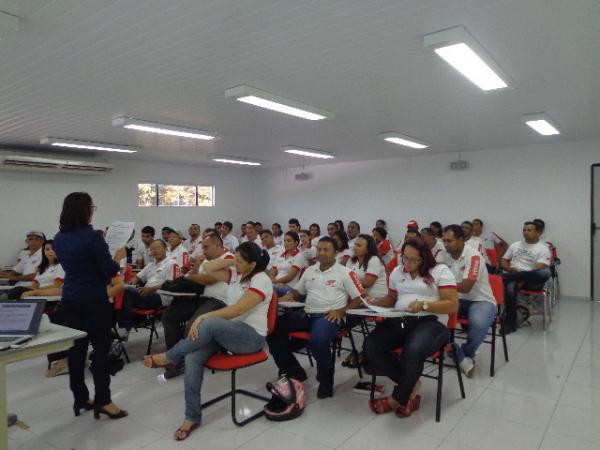 Funcionários da Cajueiro Motos participaram de treinamento sobre Gestão de Pessoas e Recursos Humanos.(Imagem:FlorianoNews)