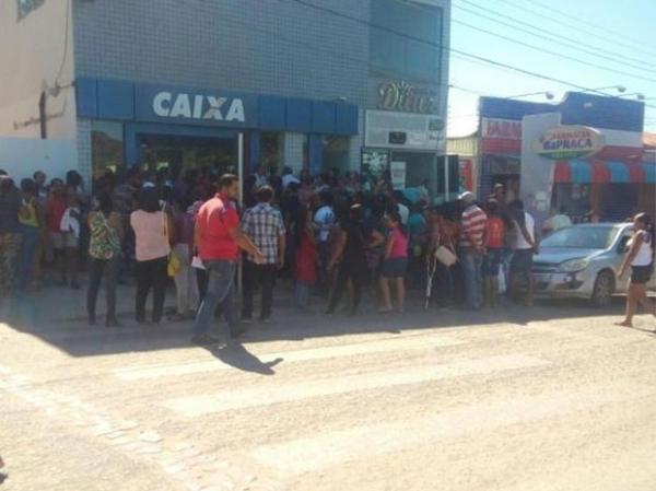 Dezenas de pessoas lotaram a agência bancária.(Imagem:Divulgação/PM)