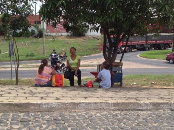Familiares aguardam permissão para visitar os presos na Casa de Custodia.(Imagem:Gilcilene Araújo/G1)