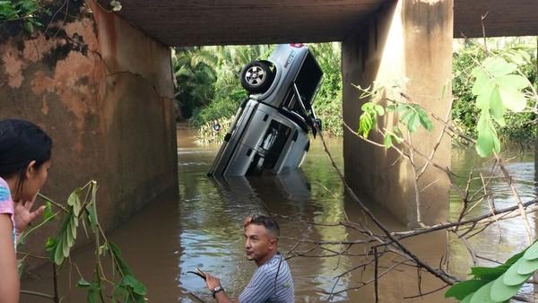 Carro ficou submerso em riacho.(Imagem:Renata Correia)