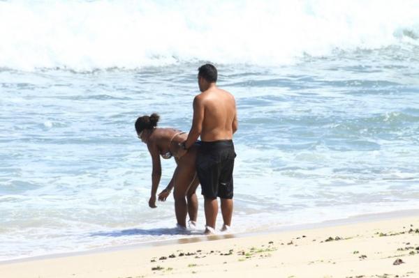 Adriana Bombom com namorado na praia.(Imagem:Jeferson Ribeiro / AgNews)