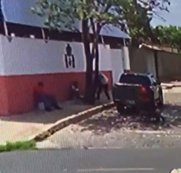 Suspeitos rendem vítima na calçada e roubam carro na Zona Leste de Teresina(Imagem:Reprodução)