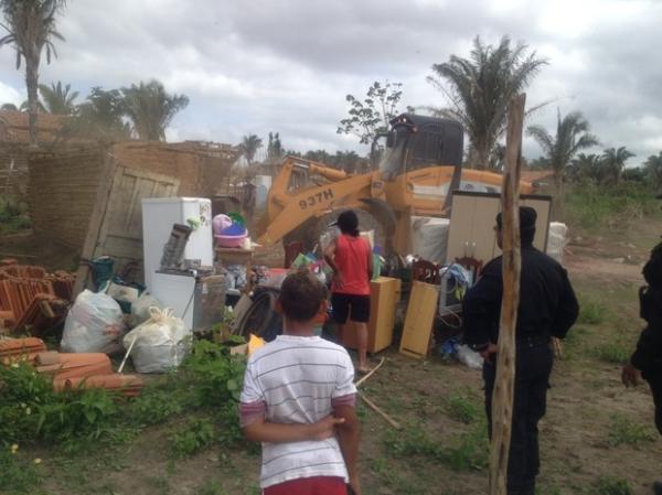 Trator derruba casas na Vila Elmano Férrer, Zona Norte de Teresina. (Imagem:Gil Oliveira/G1)