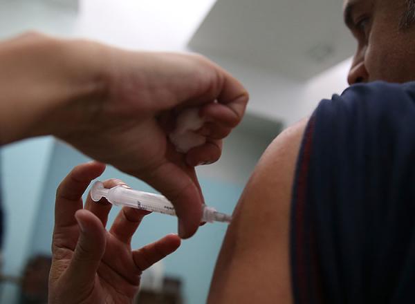 Vacina contra a gripe estará disponível a toda a população a partir de segunda (03).(Imagem:Arquivo/Marcello Casal Jr/Agência Brasil)